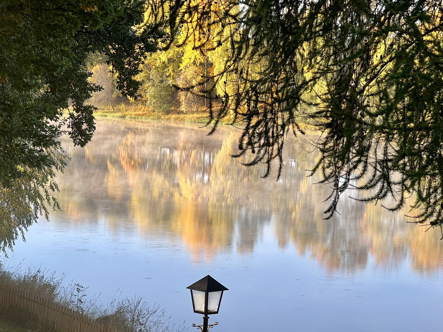 Höstvy med lykta vid Dalälven