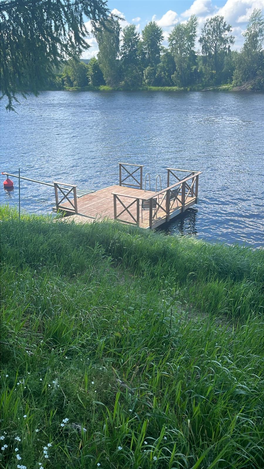 Bryggan vid Dalälven sedd från strandkanten.