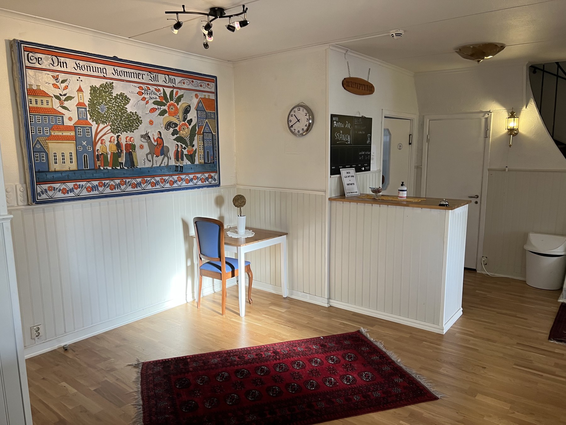 Matsal med väggmålning på Husby Wärdshus