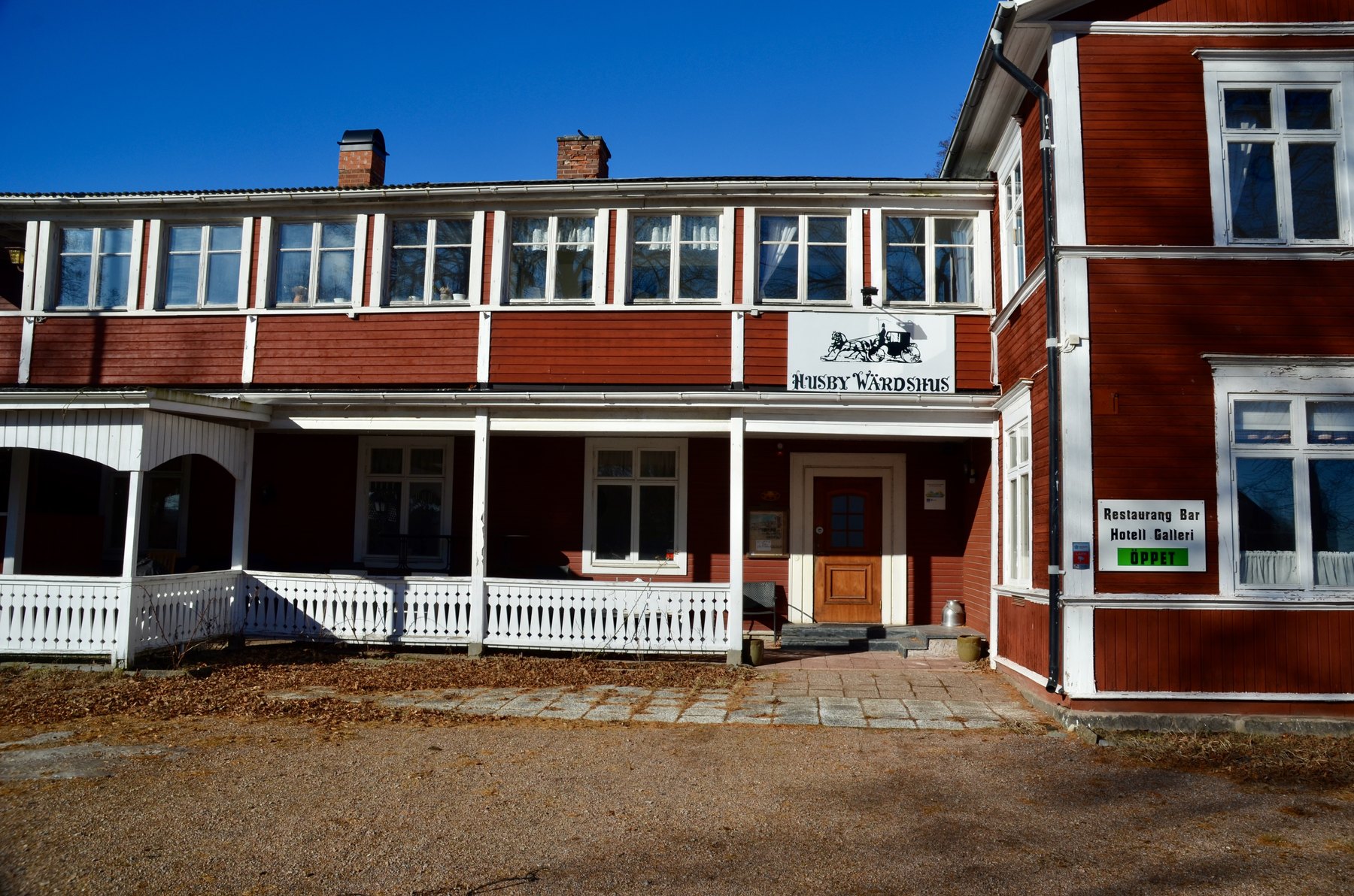Husby Wärdshus exteriör i solsken