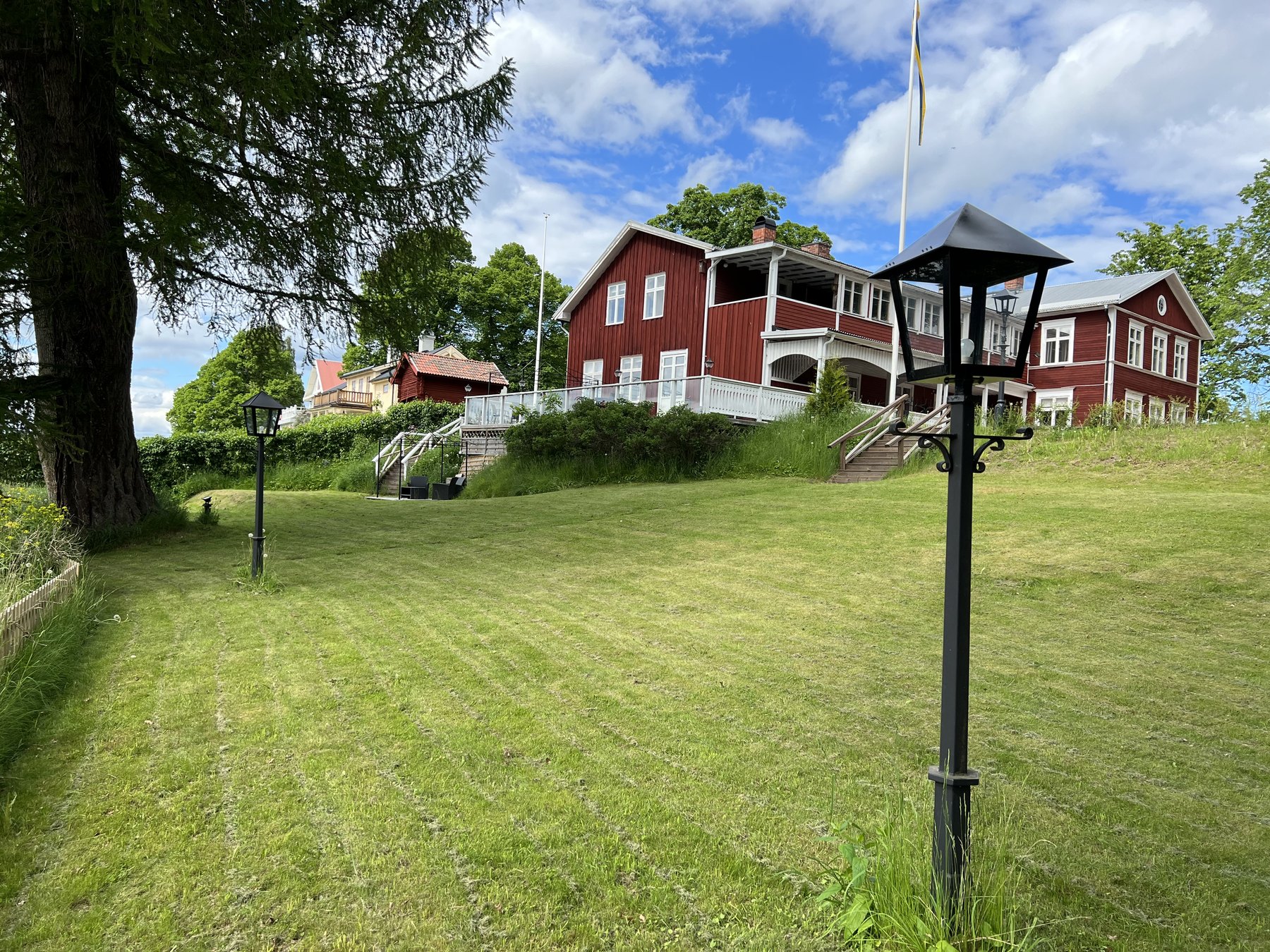 Trädgård och vy mot värdshuset