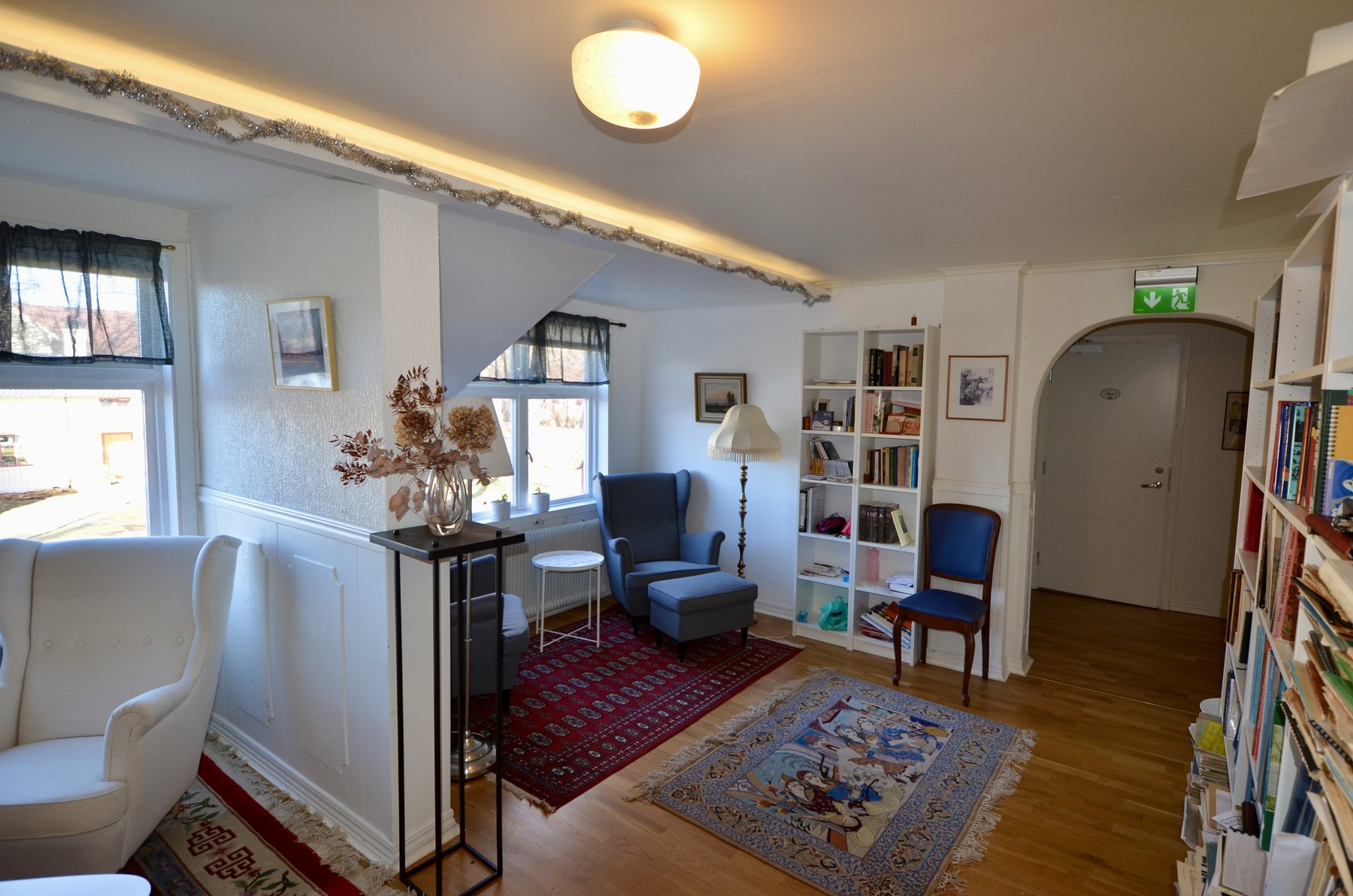 Lounge med bokhylla på Husby Wärdshus
