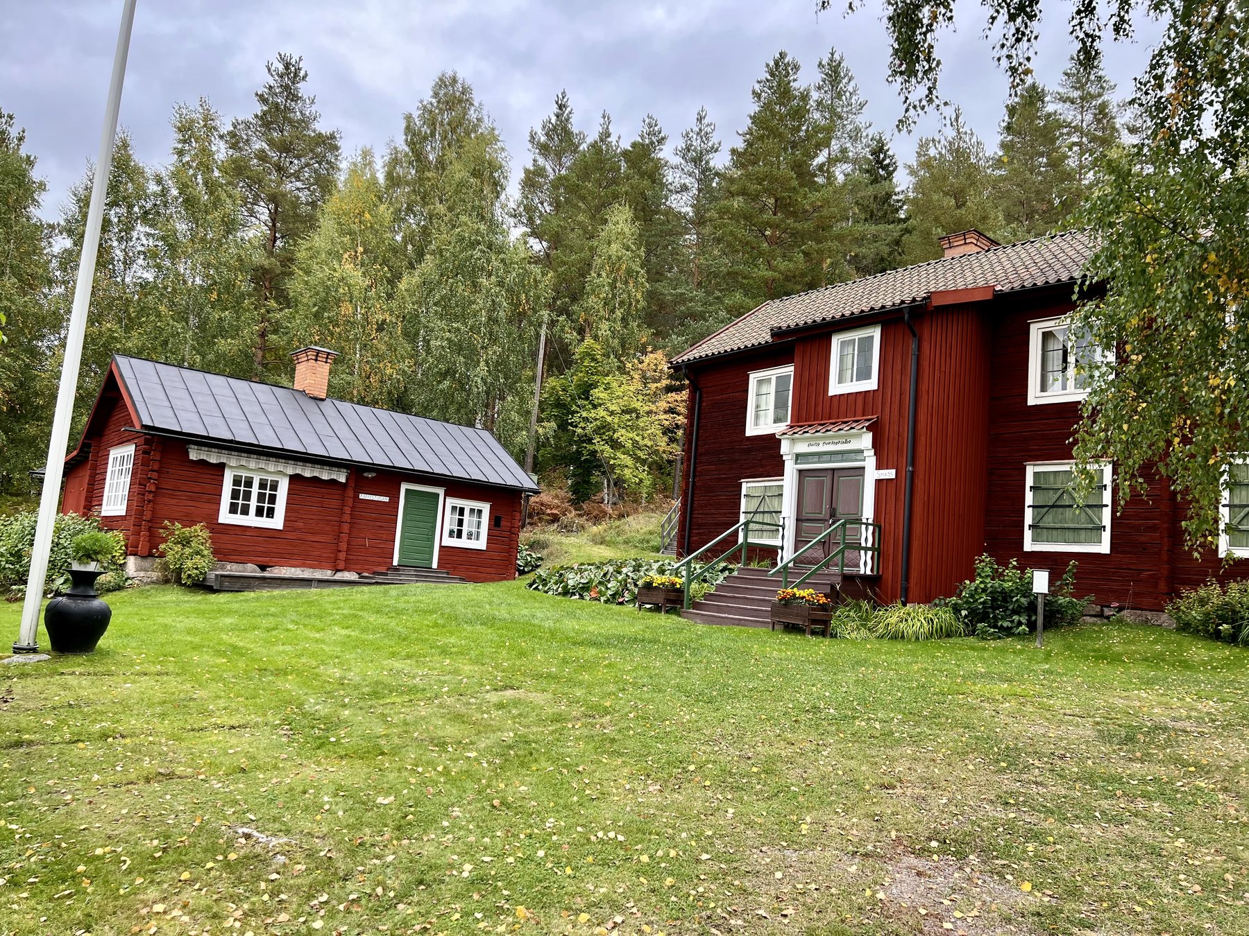 Röd stuga i värdshusmiljön