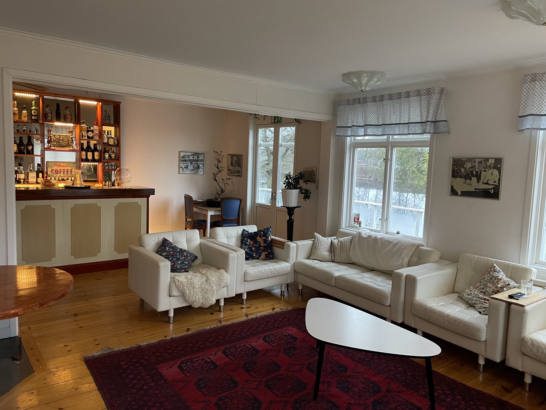 Ljus matsal och lounge på värdshuset
