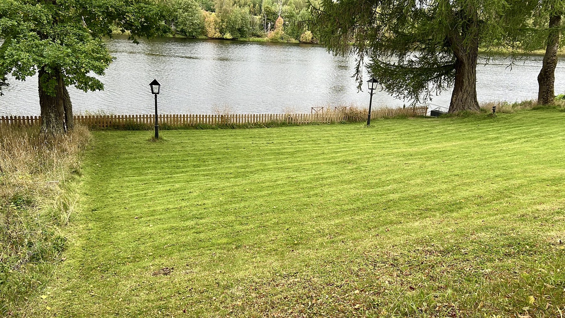 Gräsmatta och utsikt vid Dalälven