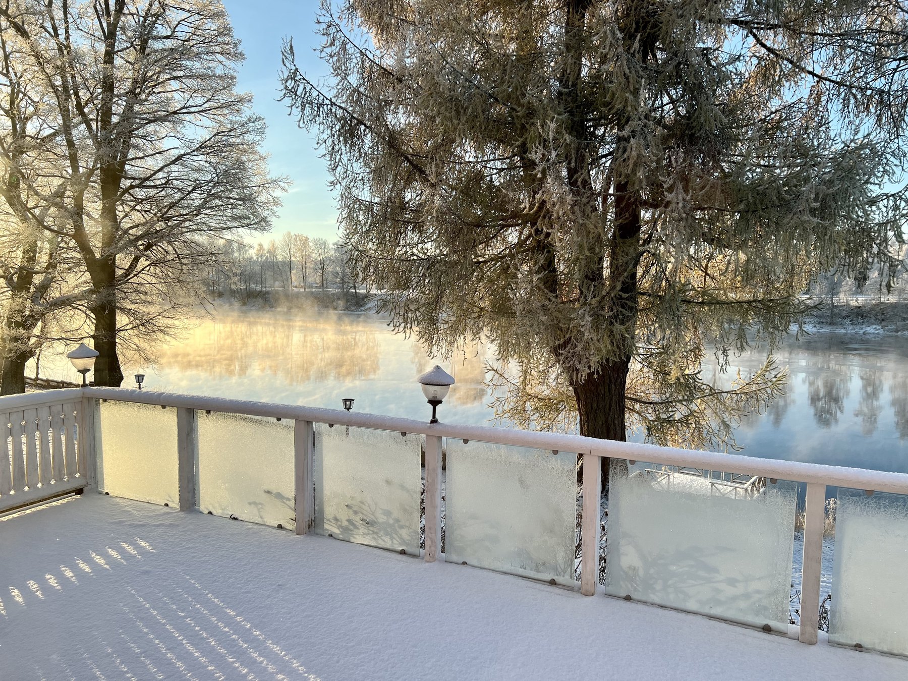 Vintervy från värdshuset mot Dalälven